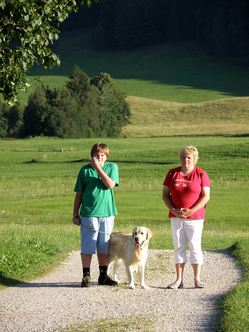 Christian, Nicole mit Anouk beim Spaziergang